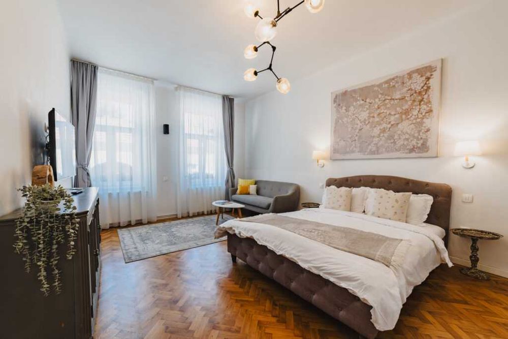 Inchiriez apartament 3 camere  lux centru istoric