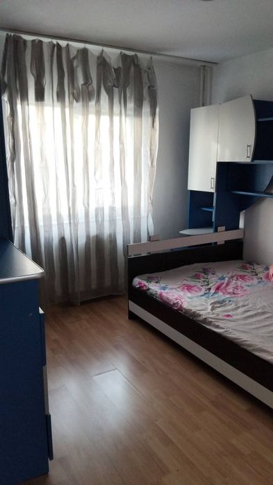 Proprietar închiriez apartament cu trei camere semiecomandat