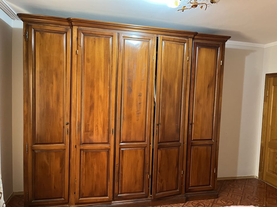 Продаю деревянный шкаф