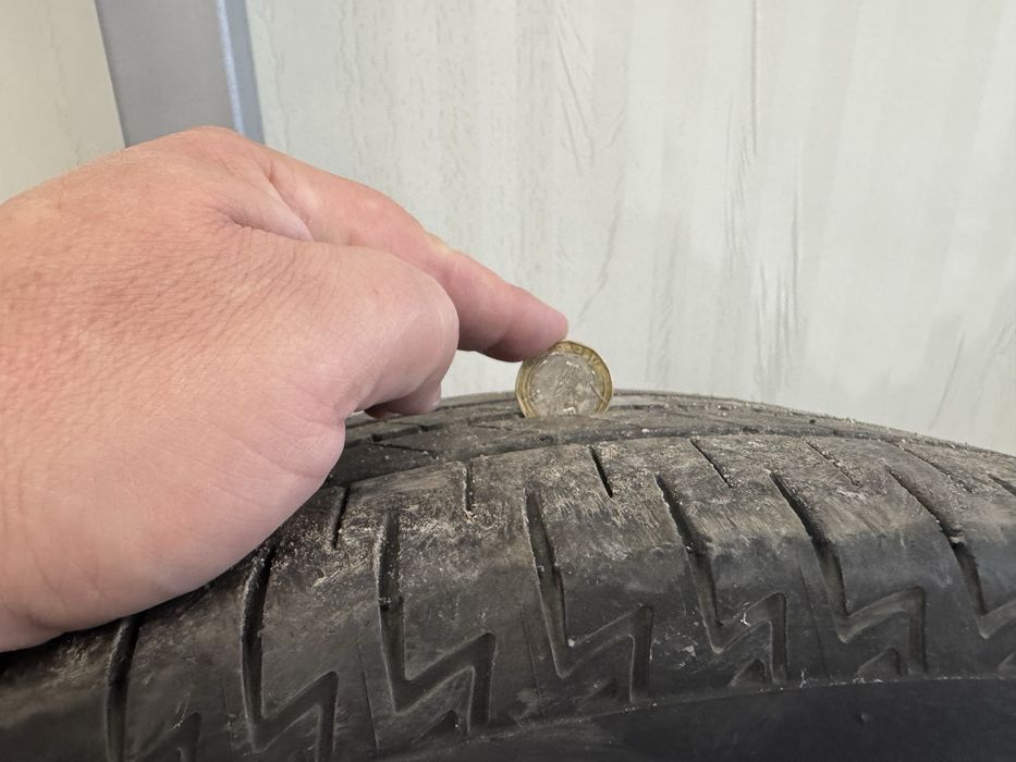 Гуми Bridgestone 215/60/17 и болтове за Мерцедес и др