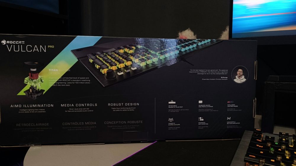 Tastatura Gaming ROCCAT Vulcan Pro  – switch-uri optice Titan, RGB AIM