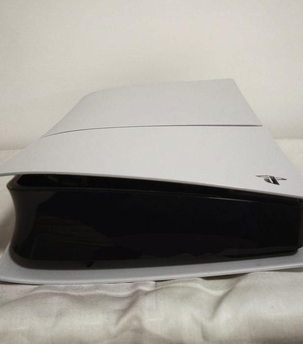 Vând PlayStation 5 (PS5) Slim Disc Edition + 2 Controllere + 2 Jocuri