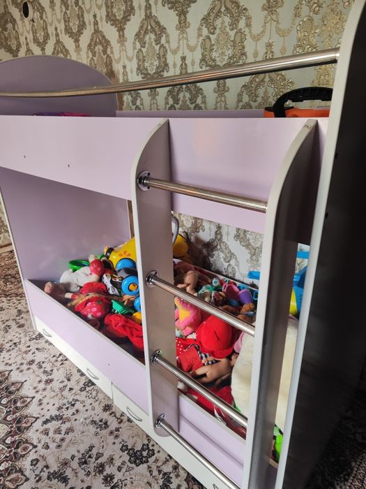 Bolalar divani ikki etajli