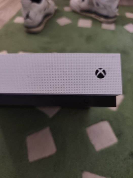 Are cred că 40 de jocuri doar 3 sau 4 gratis nu prea l-am folosit are jocuri foarte scumpe este Xbox Și și are jocuri online fără disc