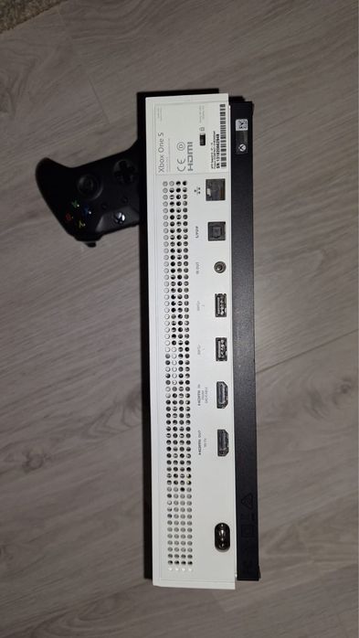 Xbox one S.