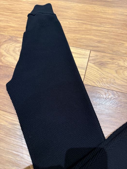 Черни клинове с оребрена текстура