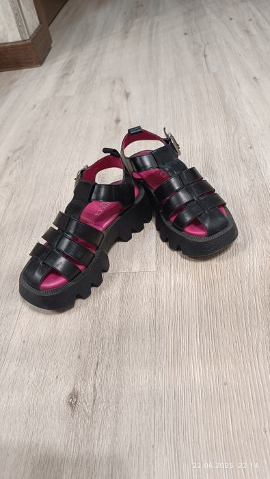 Продам кожаные босоножки