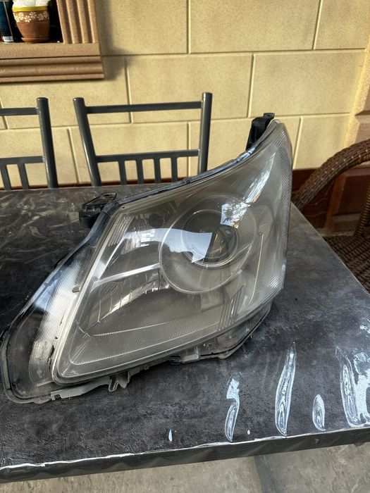 Фары toyota Avensis