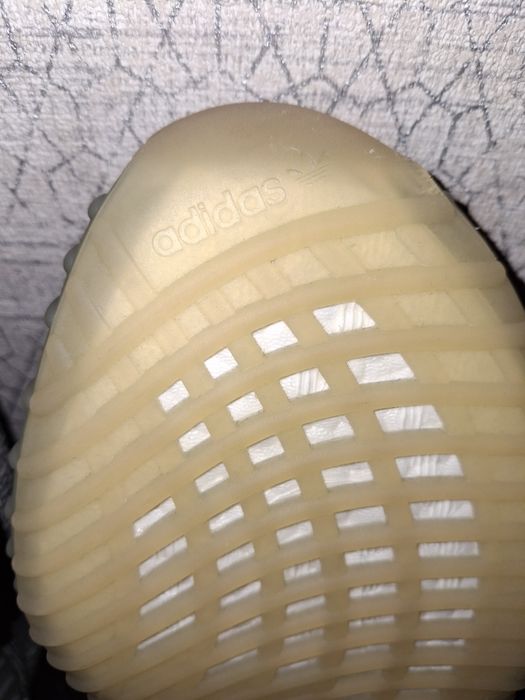 Yeezy Isafril noi cu etichetă
