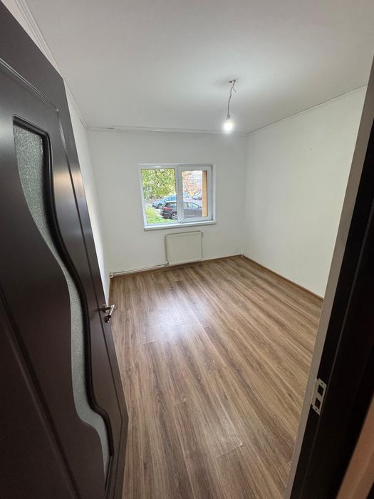 Vand apartament cu 4 camere zona Obcini