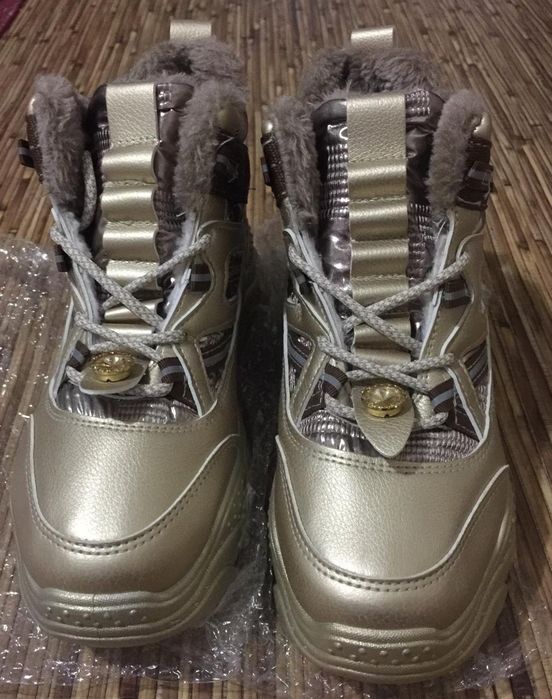 Продается зимняя кроссовка