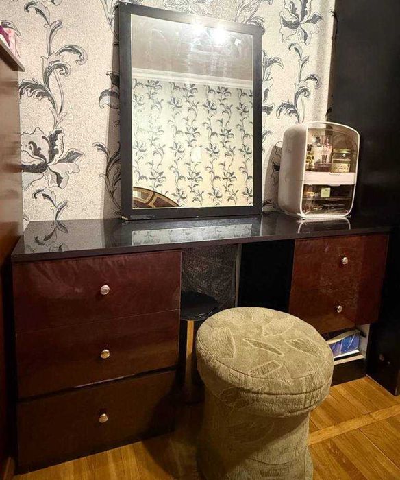 Свою итальянскую спальню ( кровать,шкаф,трюмо,тумбы,матрас).Срочно б\у