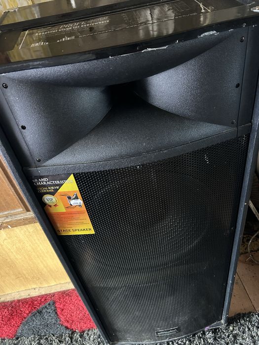 Vând boxe 1200 w amândouă folosite o singură dată nu le mai folosesc!!