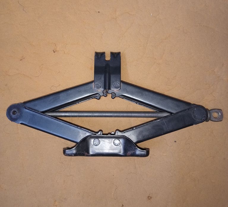 Продам рабочий домкрат.