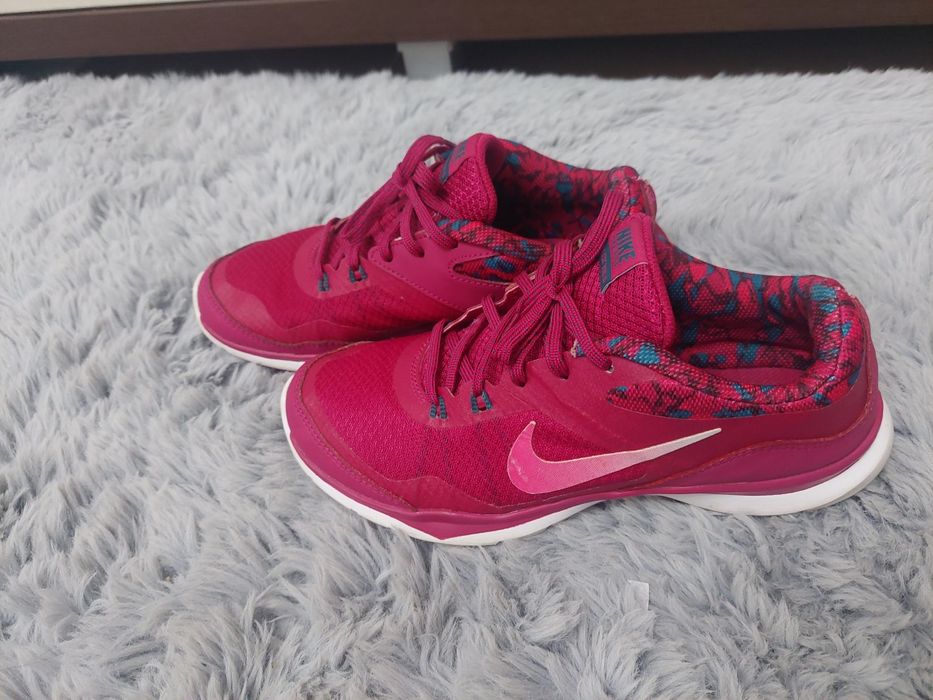 Vând adidasi Nike marimea 38