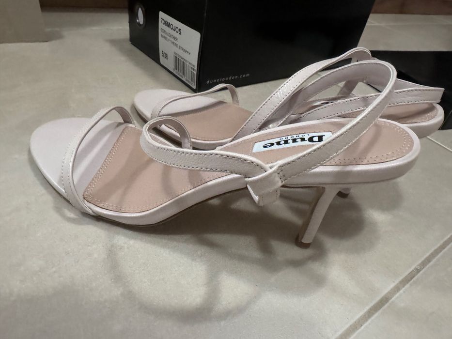 Кожени сандали в цвят nude