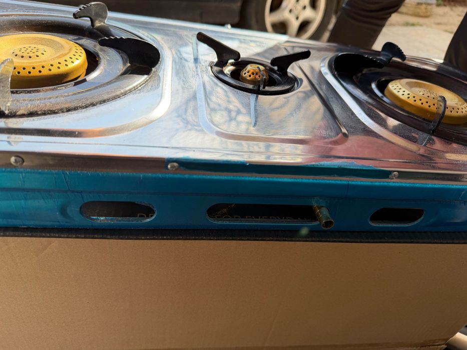 Toaster-grill , aparat de cafea , aragaz cu 3 ochiuri
