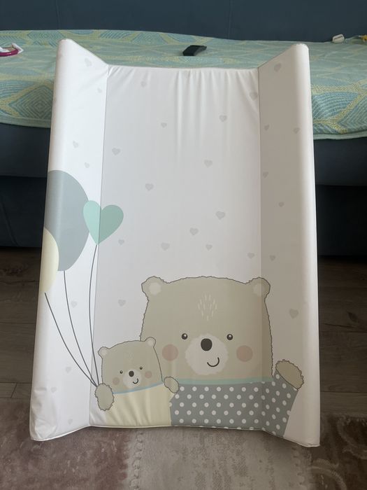 Masa de infasat cu intaritura si cu un burete moale .