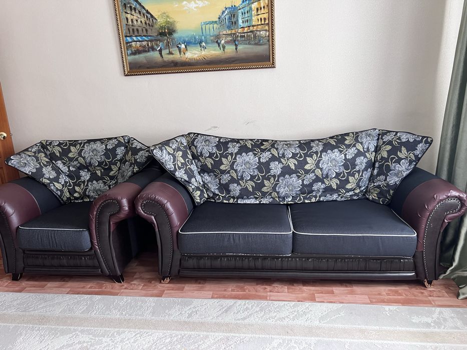 Продам диван с двумя креслами