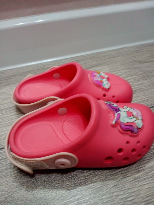 Продам тапочки, кроссовки