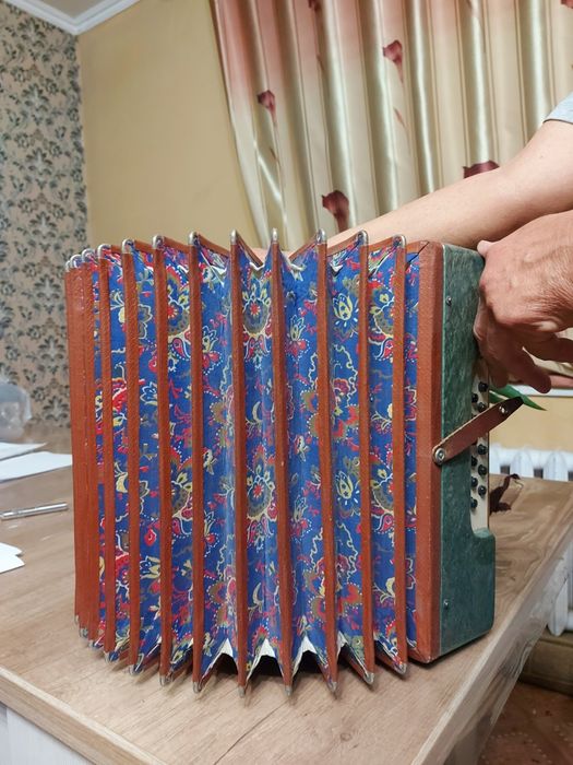 раритетный инструмент гармонь