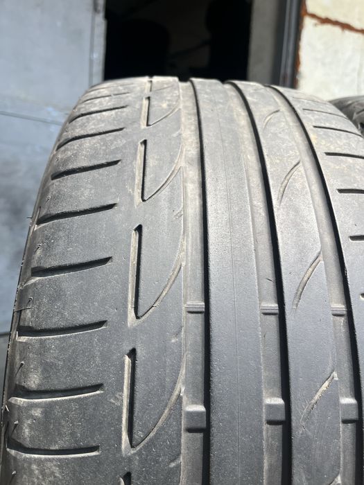 2 бр. летни гуми 235/40/19 Bridgestone RO1 DOT 1019 5 mm