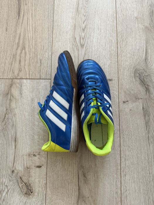 Футзалки Адидас.