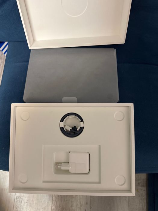 Macebok air 13” pret3700lei sigilat la cutie