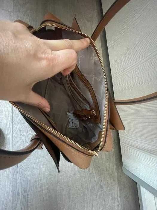 Geanta nouă Michael Kors Mercer, piele naturala, 31x23x12 cm, Bej/Maro