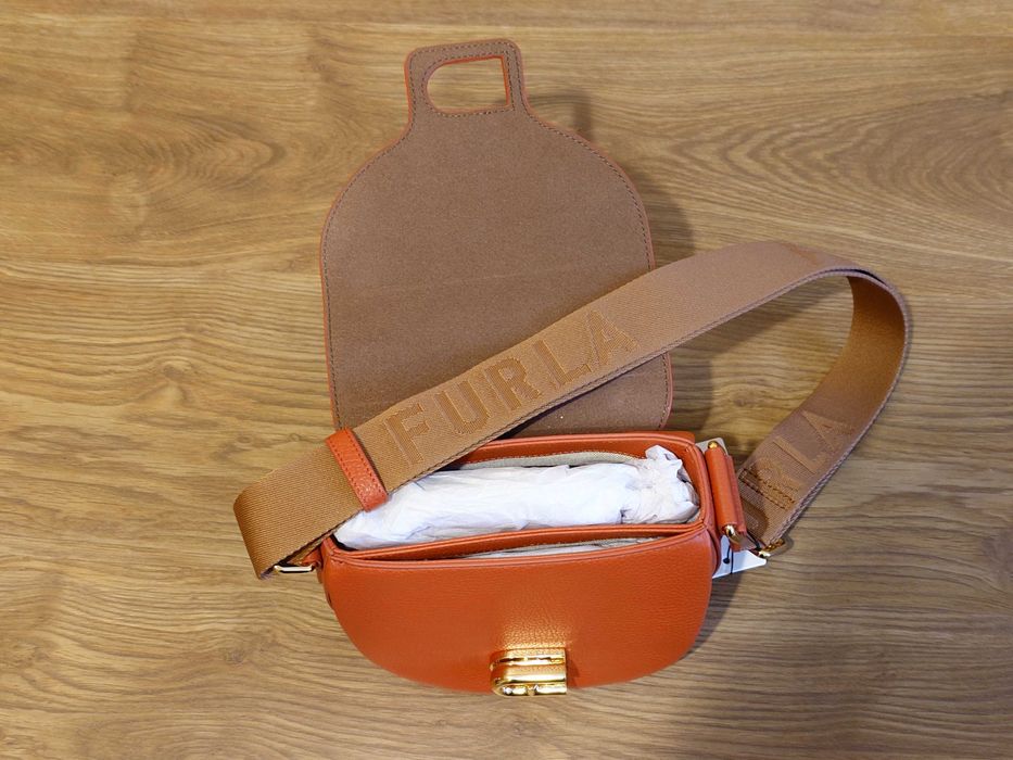 Кожена дамска чанта за рамо FURLA LOTUS