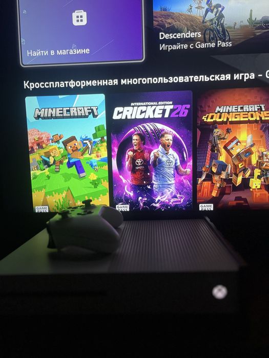 Xbox One S 1TB в хорошем состоянии