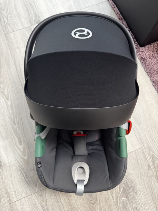 Vând Scoică auto Cybex Aton B2 i-Size + bază ISOFIX Cybex | scor ADAC 1.7 |