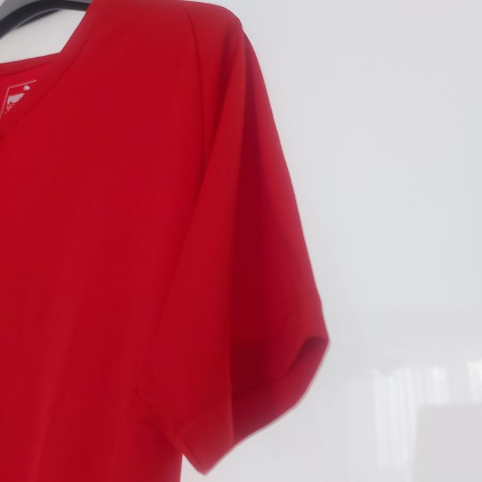 Vind pantaloni marca Puma marimea L și un tricou  marca Puma marimea S.