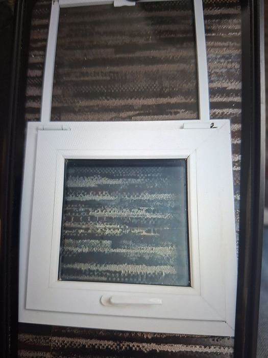 Vând geam Termopan de baie dimensiuni 55/55  In stare  foarte bună.