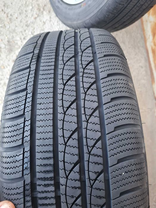 Гуми всесезонни 215/55R17 като нови на 500 км.