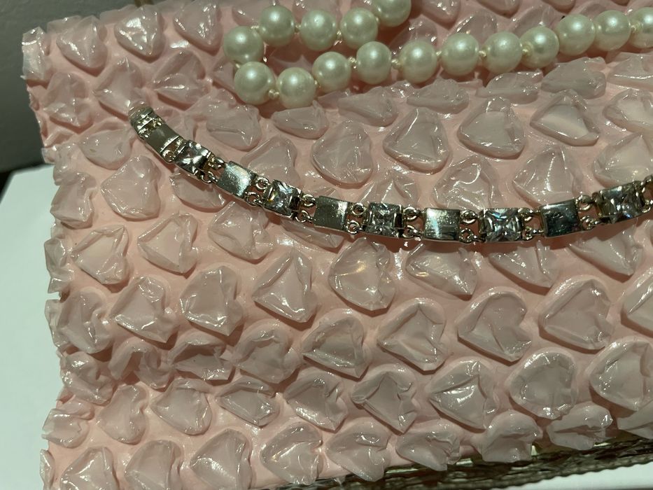 Елегантна и много нежна сребърна гривна