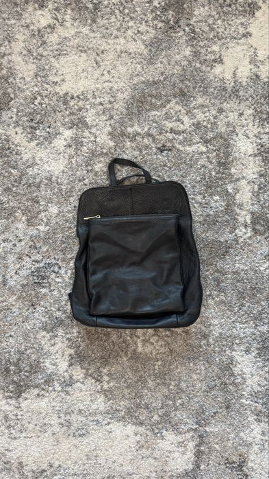 Стилна дамска раница от естествена кожа – черна, многофункционална