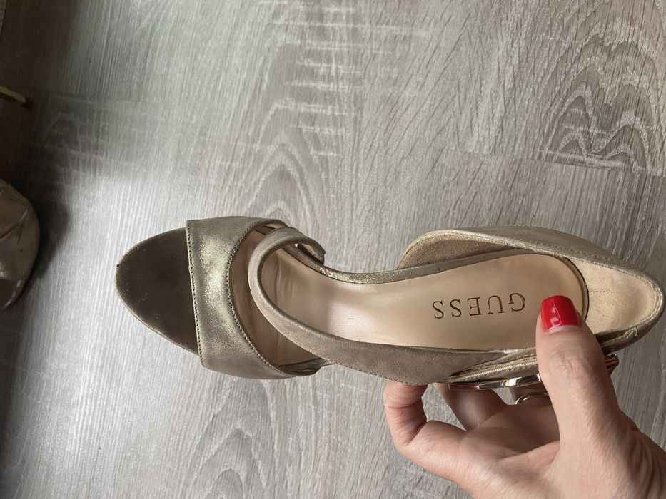 Обувки на ток Guess