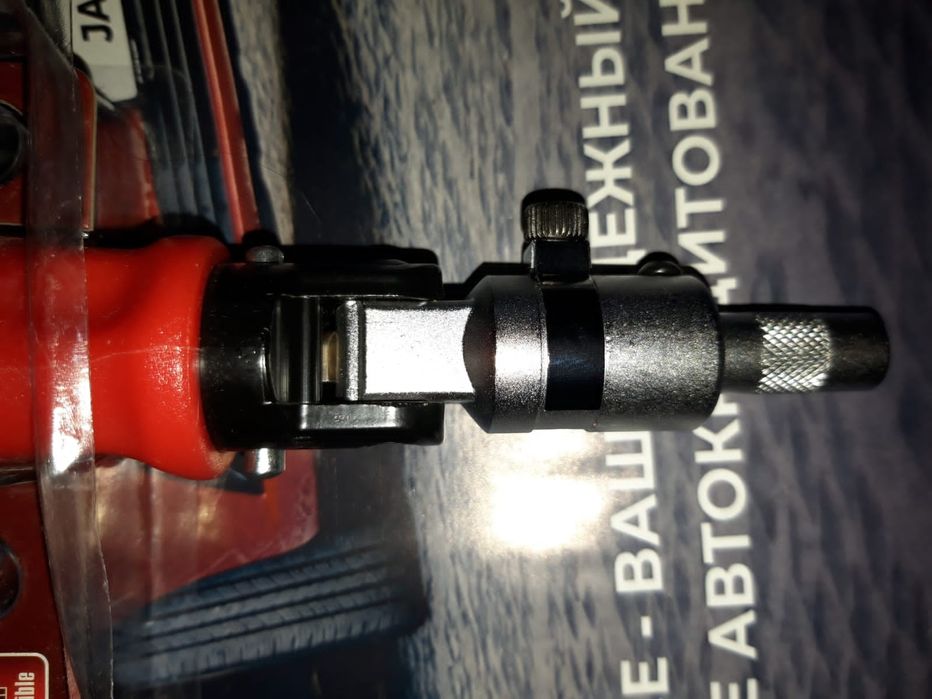 Отвёртка с насадками.