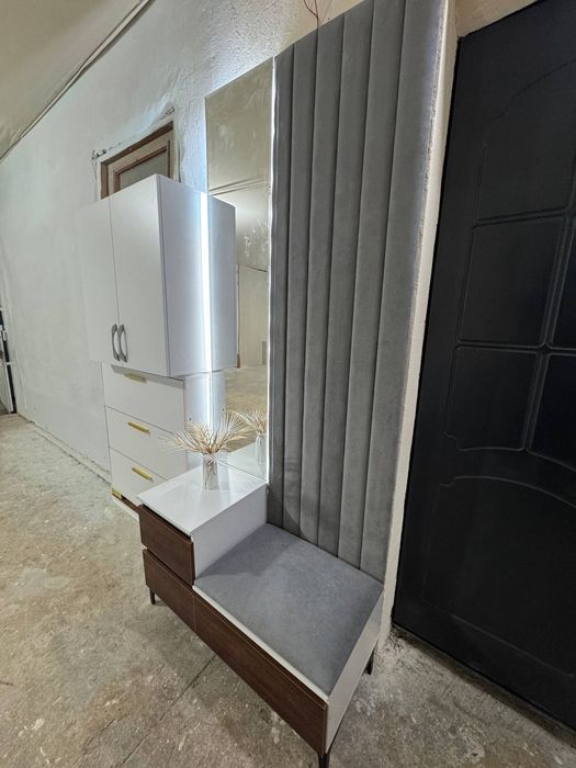 Прихошка с зеркалом с под светкой