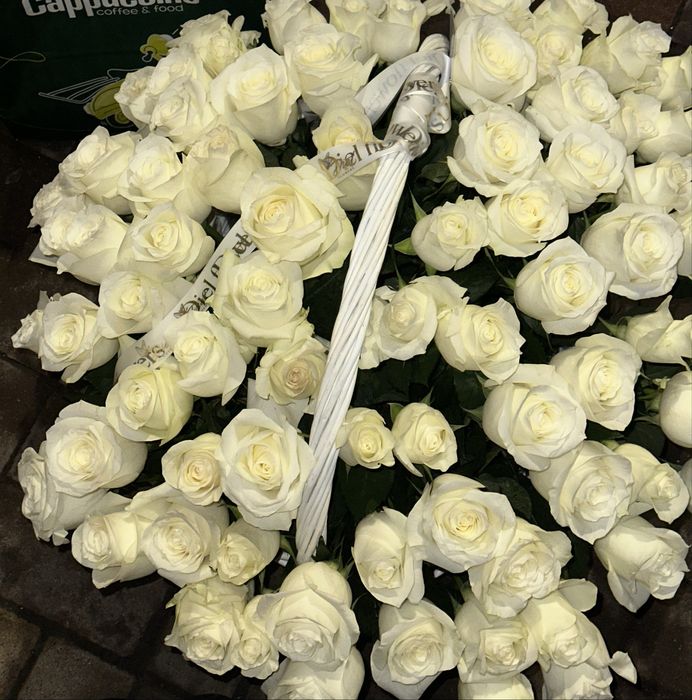 101 роза в корзине