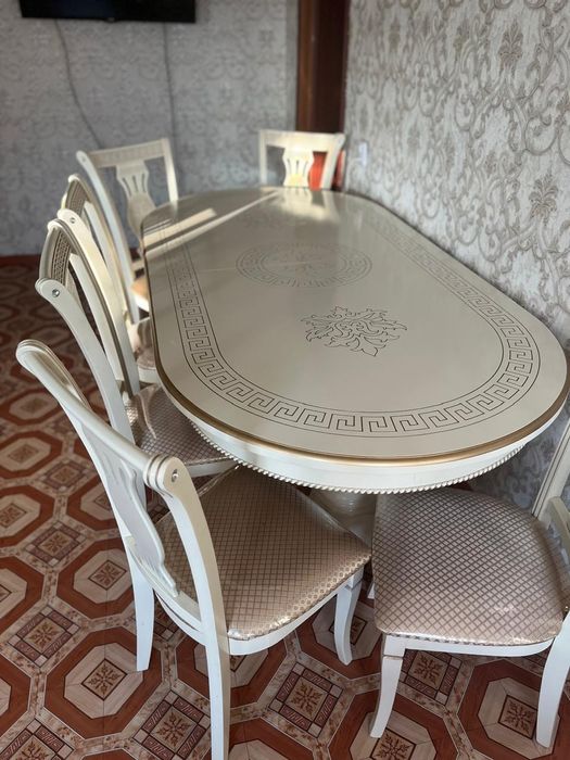 Стол со стульями