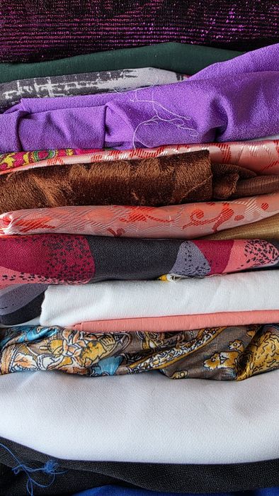 Отрезы ткани разные