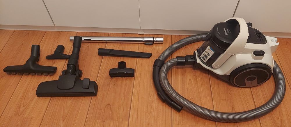 Vând aspirator fără sac Bosch BGS05A222, 700 W Alb