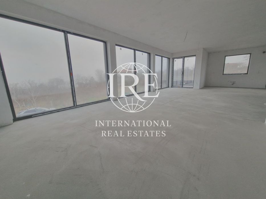 Нова двуетажна къща с впечатляваща панорамна гледка към езерото и гра