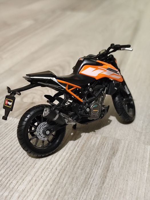 Vând machetă colectie KTM 250 DUKE