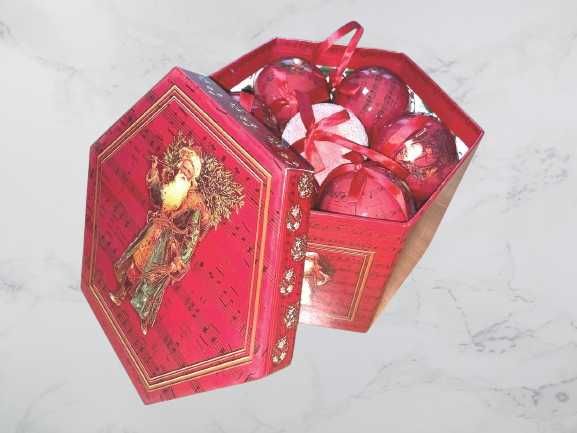 Елочные игрушки и гирлянды в Астане