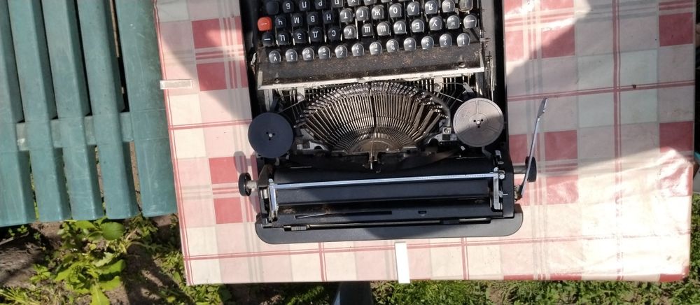 Пишеща българска машина в оригинално куфарче