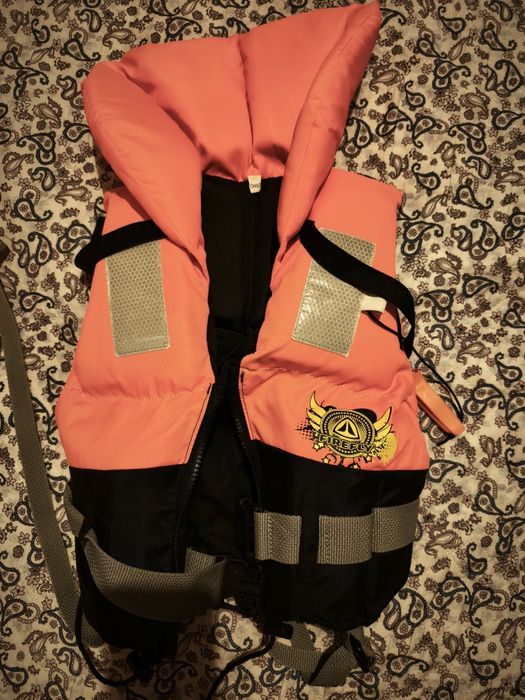 Продам детский спасательный жилет