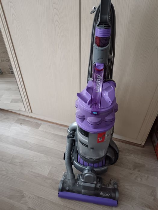 Aspirator vertical,  Dyson și Vax cu fir
